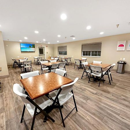 Estherville Hotel & Suites Bagian luar foto