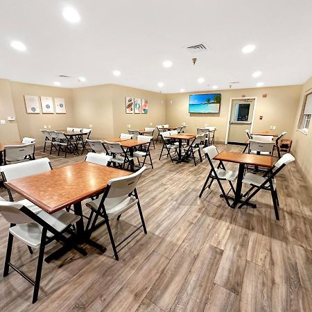 Estherville Hotel & Suites Bagian luar foto