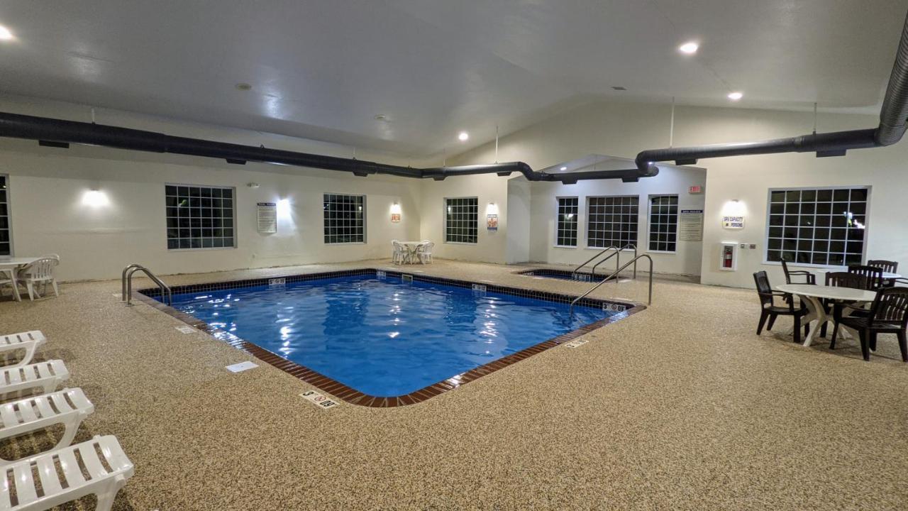 Estherville Hotel & Suites Bagian luar foto