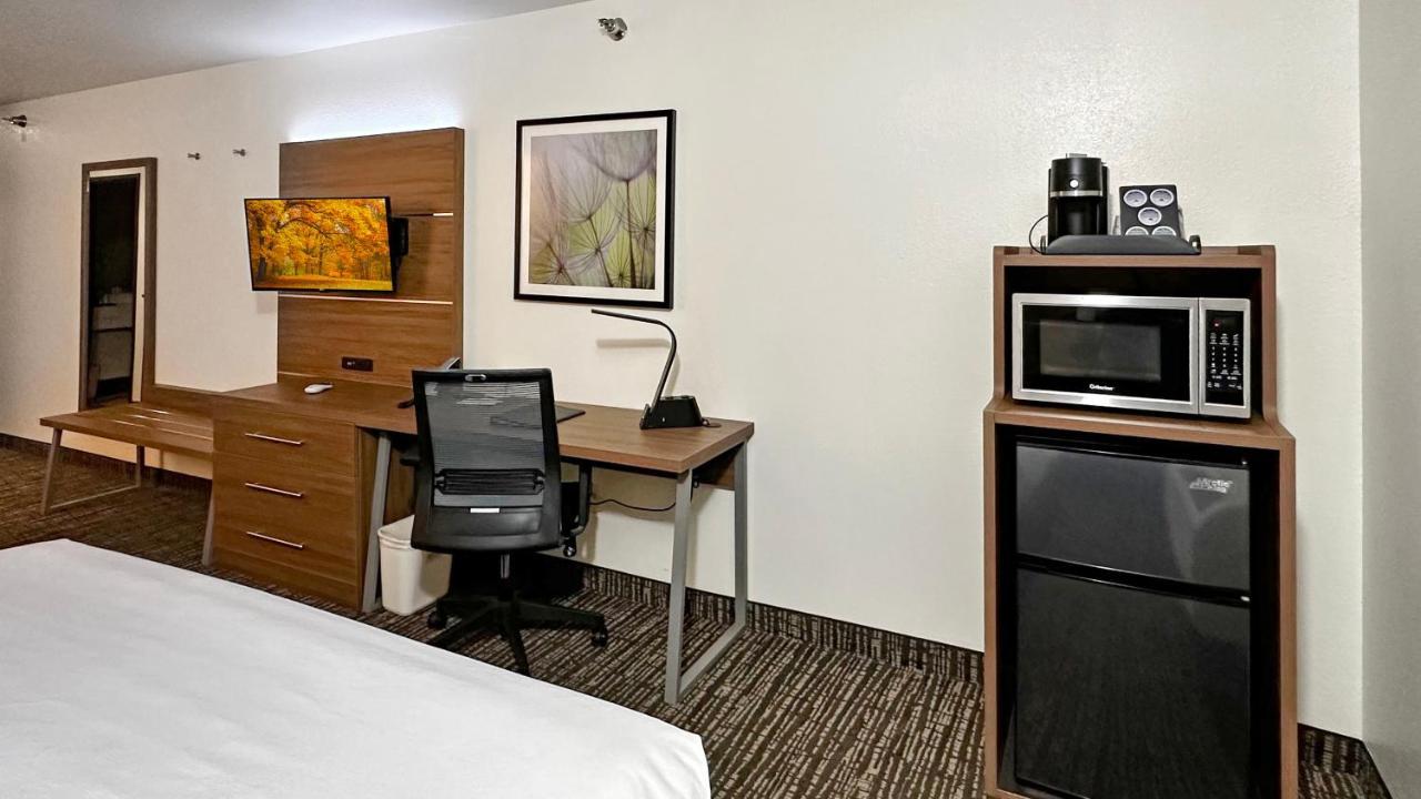 Estherville Hotel & Suites Bagian luar foto