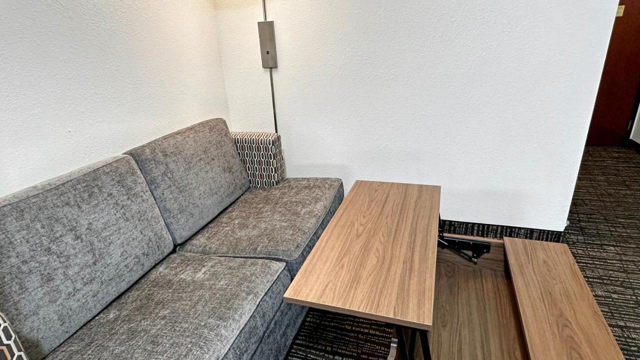 Estherville Hotel & Suites Bagian luar foto