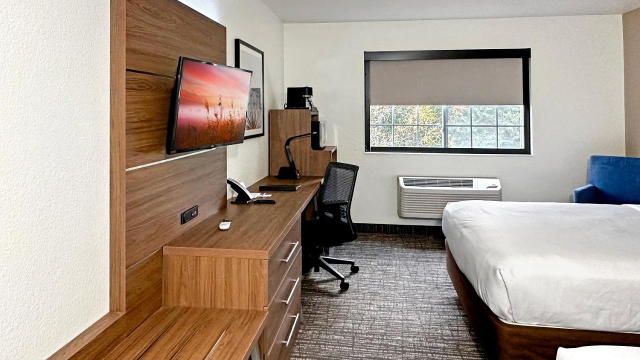 Estherville Hotel & Suites Bagian luar foto