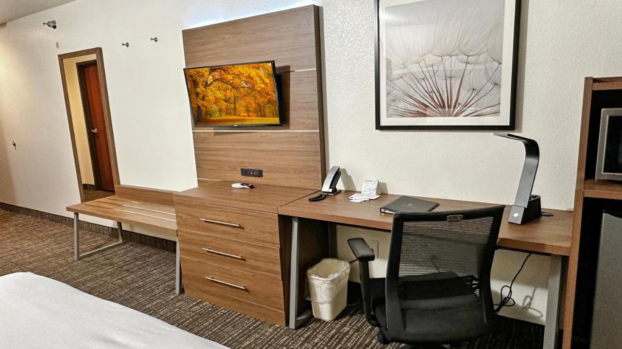 Estherville Hotel & Suites Bagian luar foto