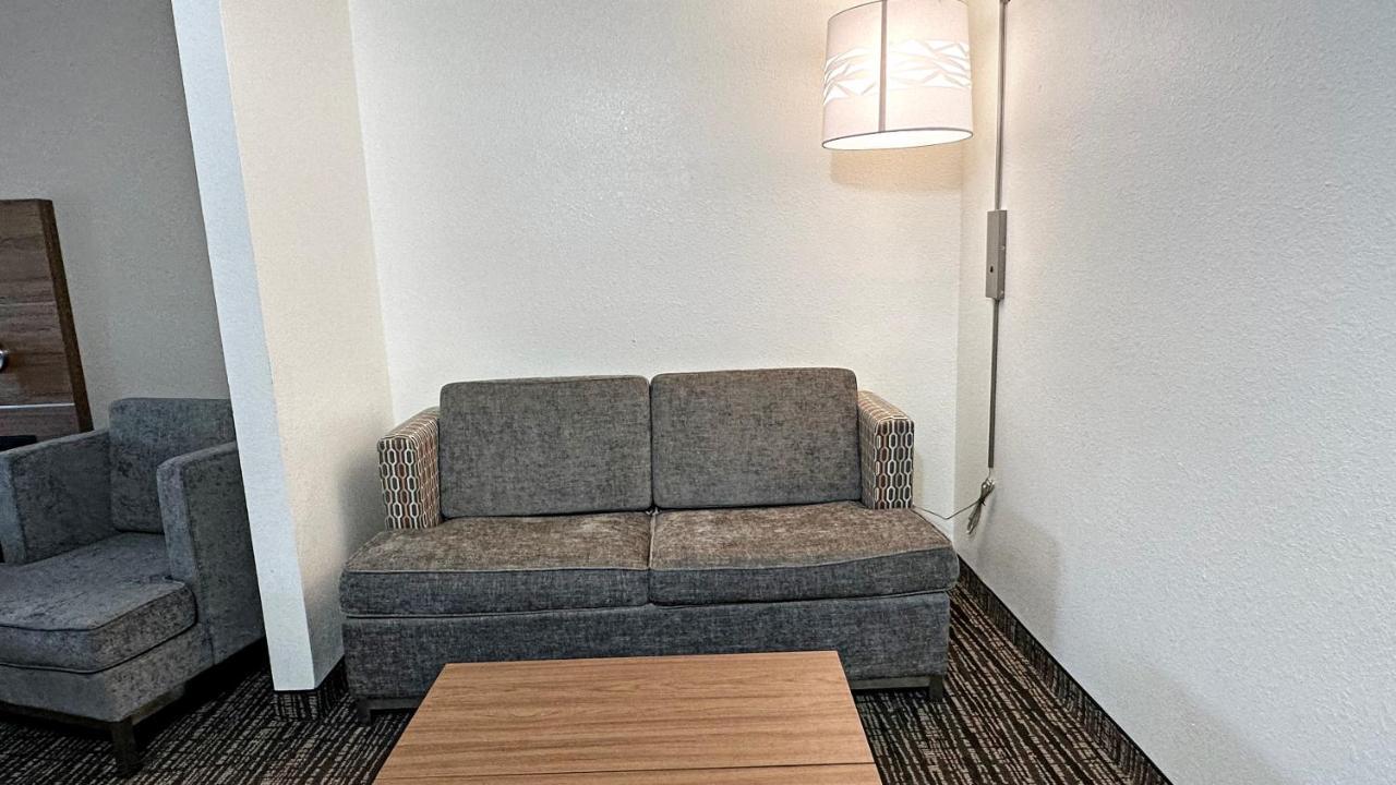 Estherville Hotel & Suites Bagian luar foto