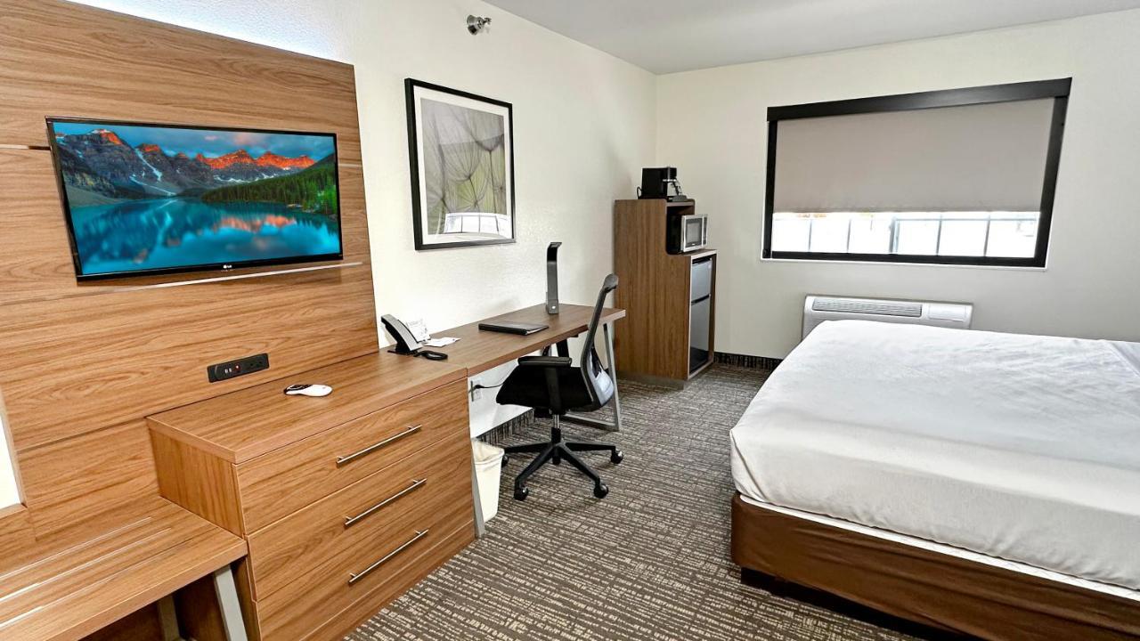 Estherville Hotel & Suites Bagian luar foto