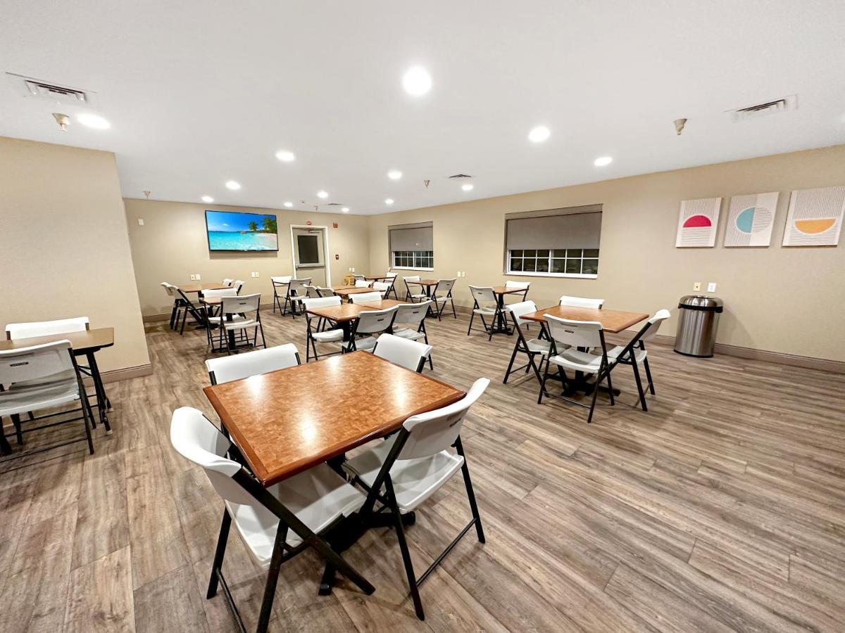 Estherville Hotel & Suites Bagian luar foto
