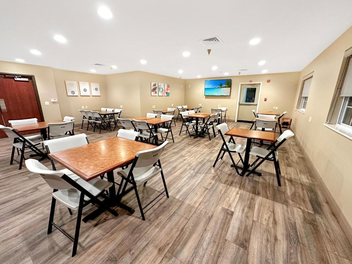 Estherville Hotel & Suites Bagian luar foto
