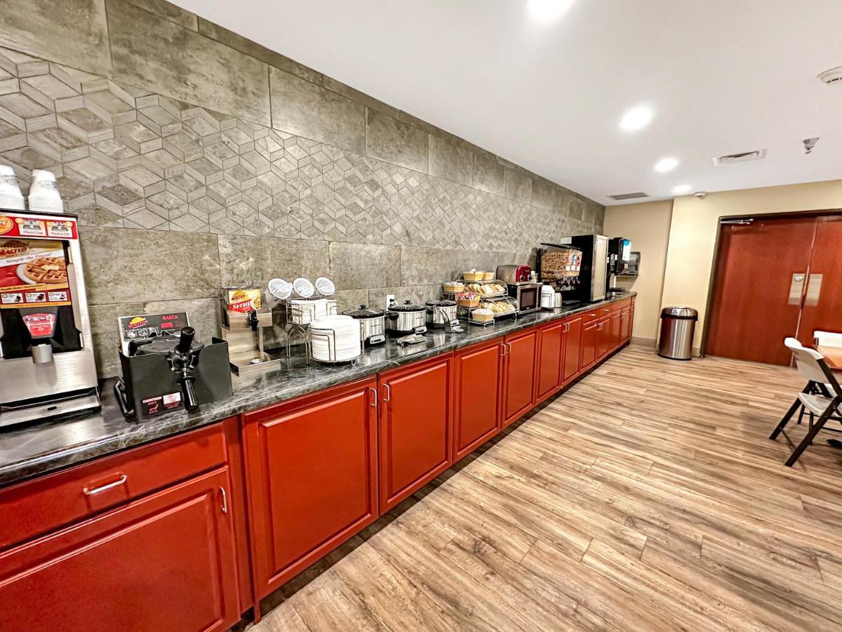 Estherville Hotel & Suites Bagian luar foto