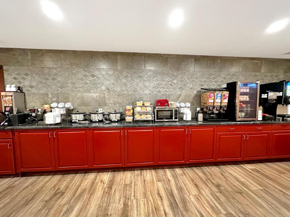 Estherville Hotel & Suites Bagian luar foto