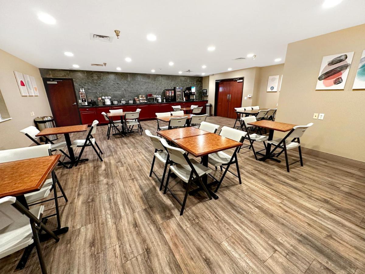 Estherville Hotel & Suites Bagian luar foto