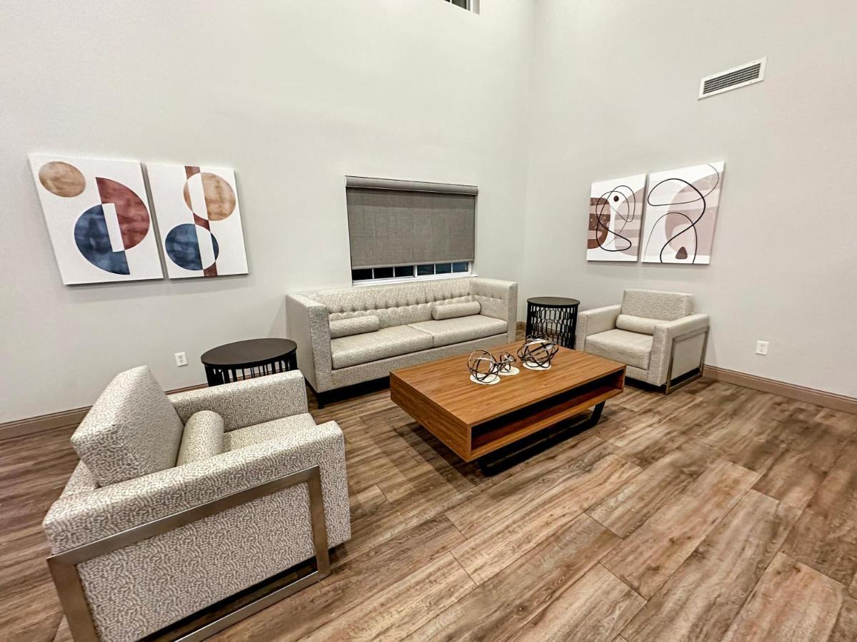 Estherville Hotel & Suites Bagian luar foto