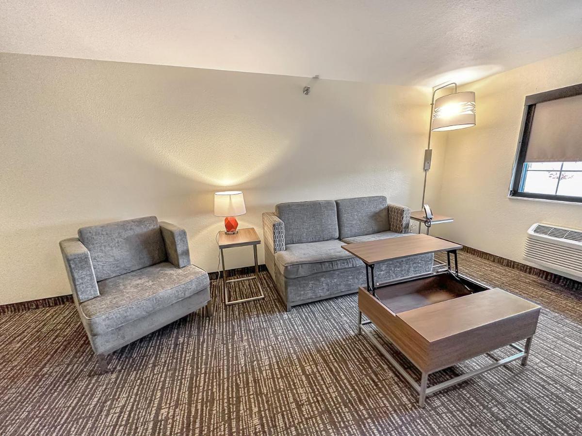 Estherville Hotel & Suites Bagian luar foto