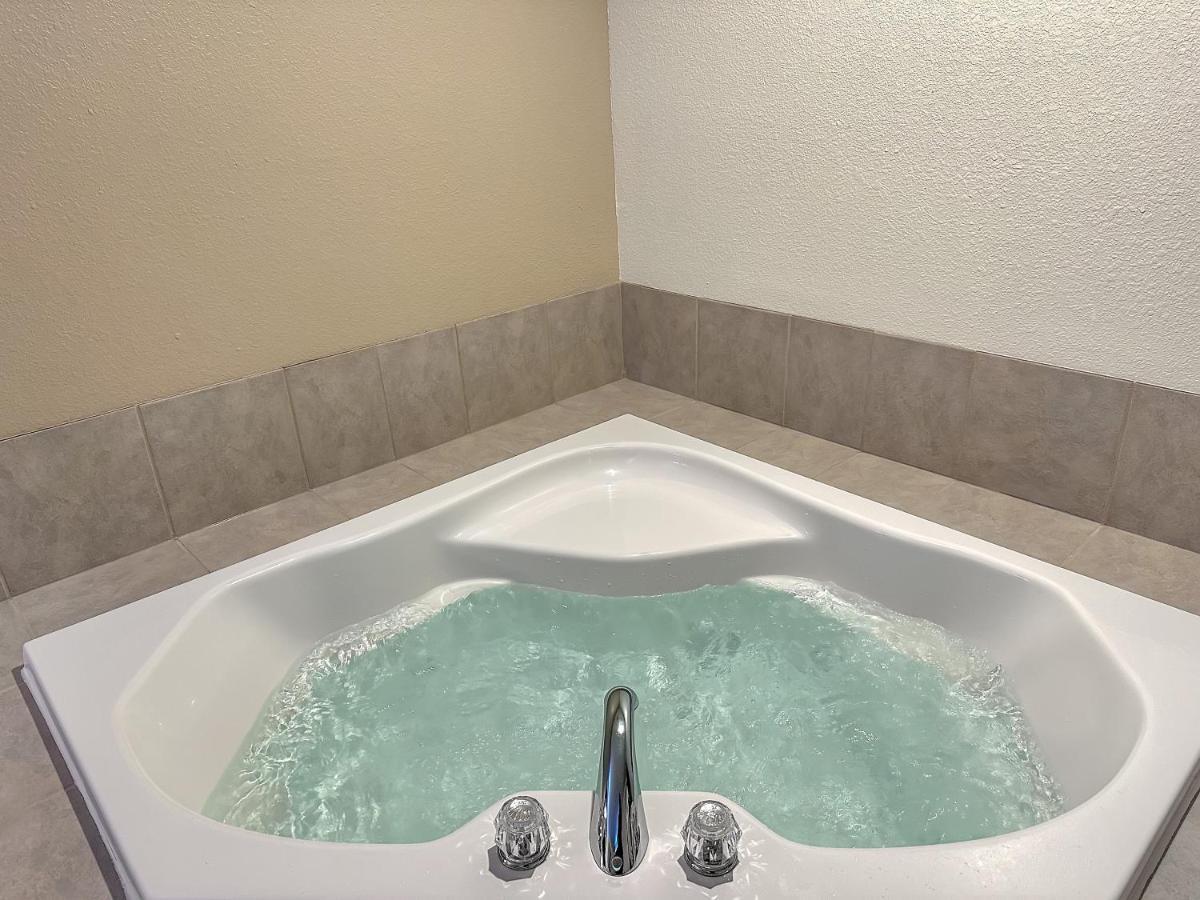 Estherville Hotel & Suites Bagian luar foto