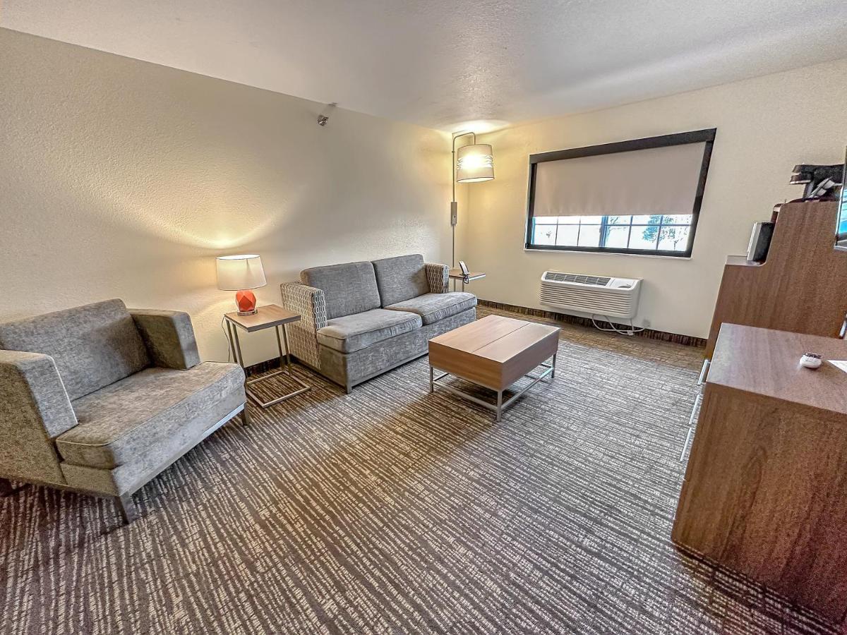 Estherville Hotel & Suites Bagian luar foto