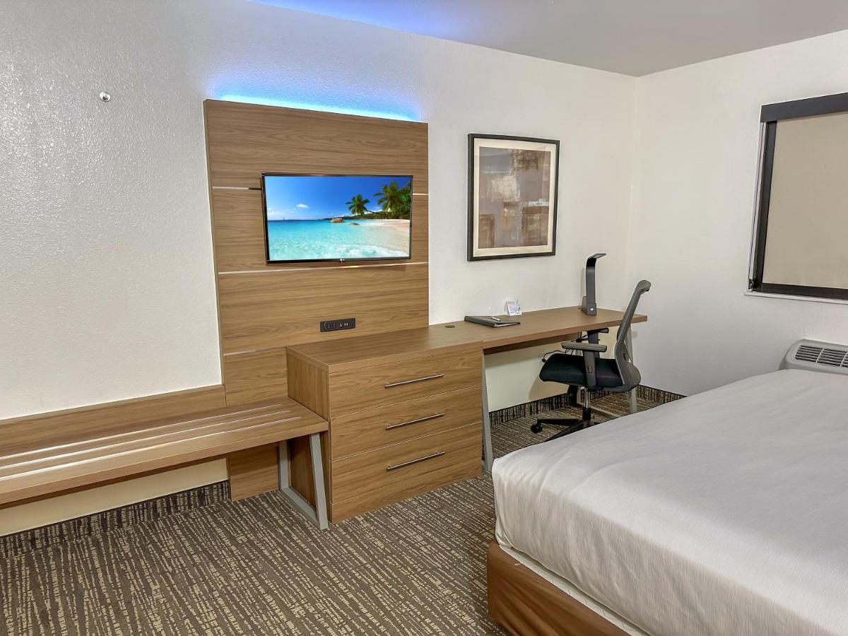 Estherville Hotel & Suites Bagian luar foto
