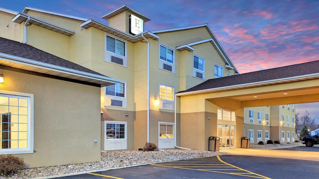 Estherville Hotel & Suites Bagian luar foto