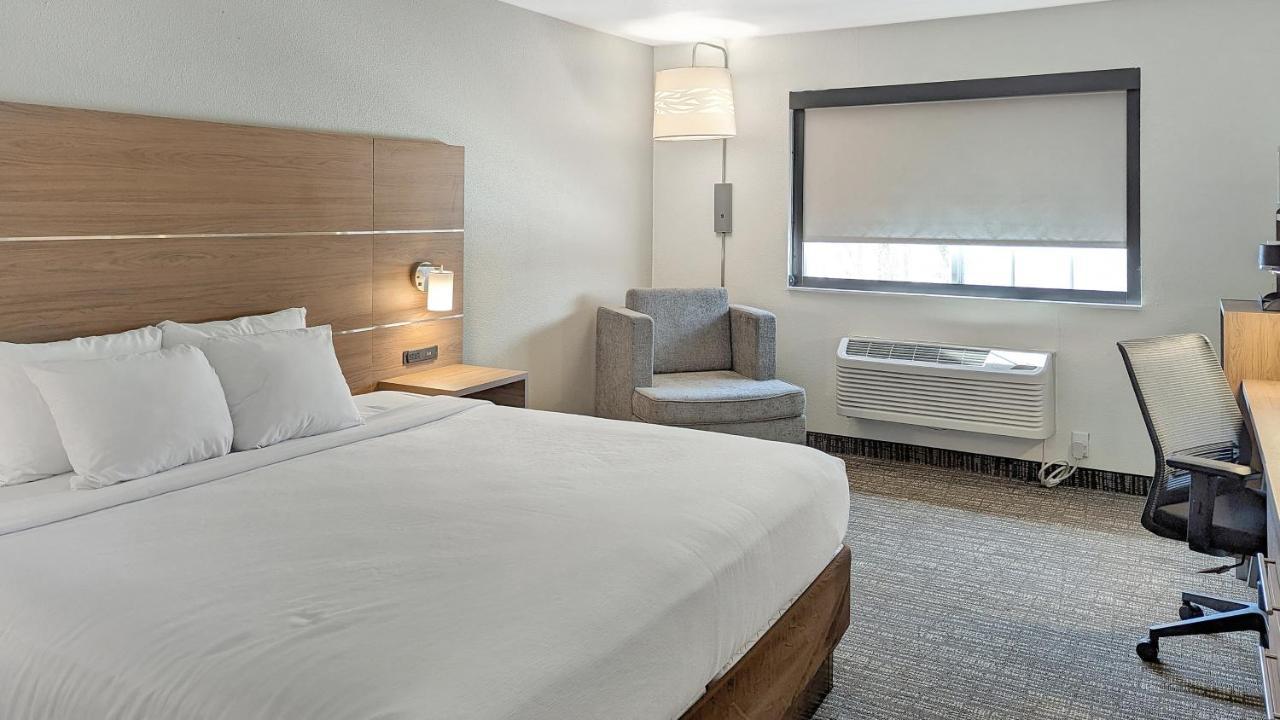 Estherville Hotel & Suites Bagian luar foto