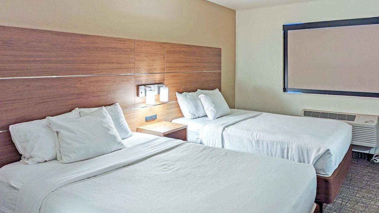 Estherville Hotel & Suites Bagian luar foto