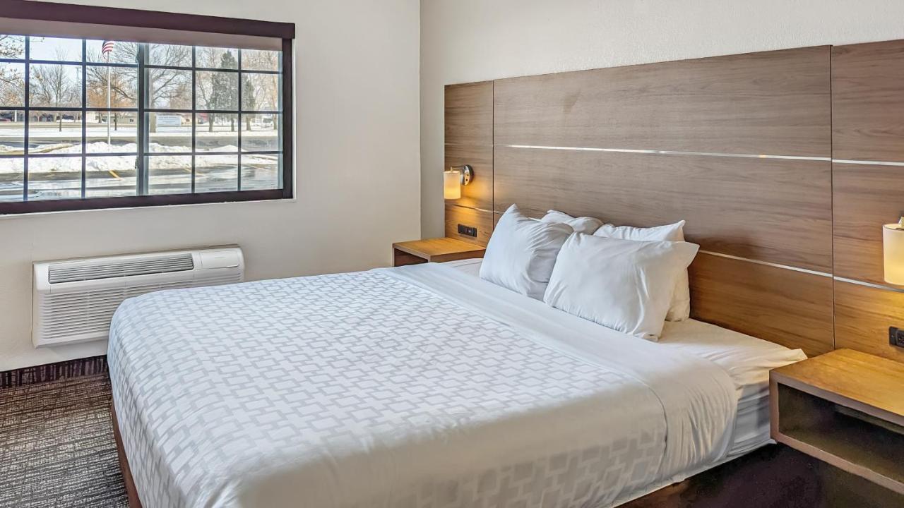 Estherville Hotel & Suites Bagian luar foto