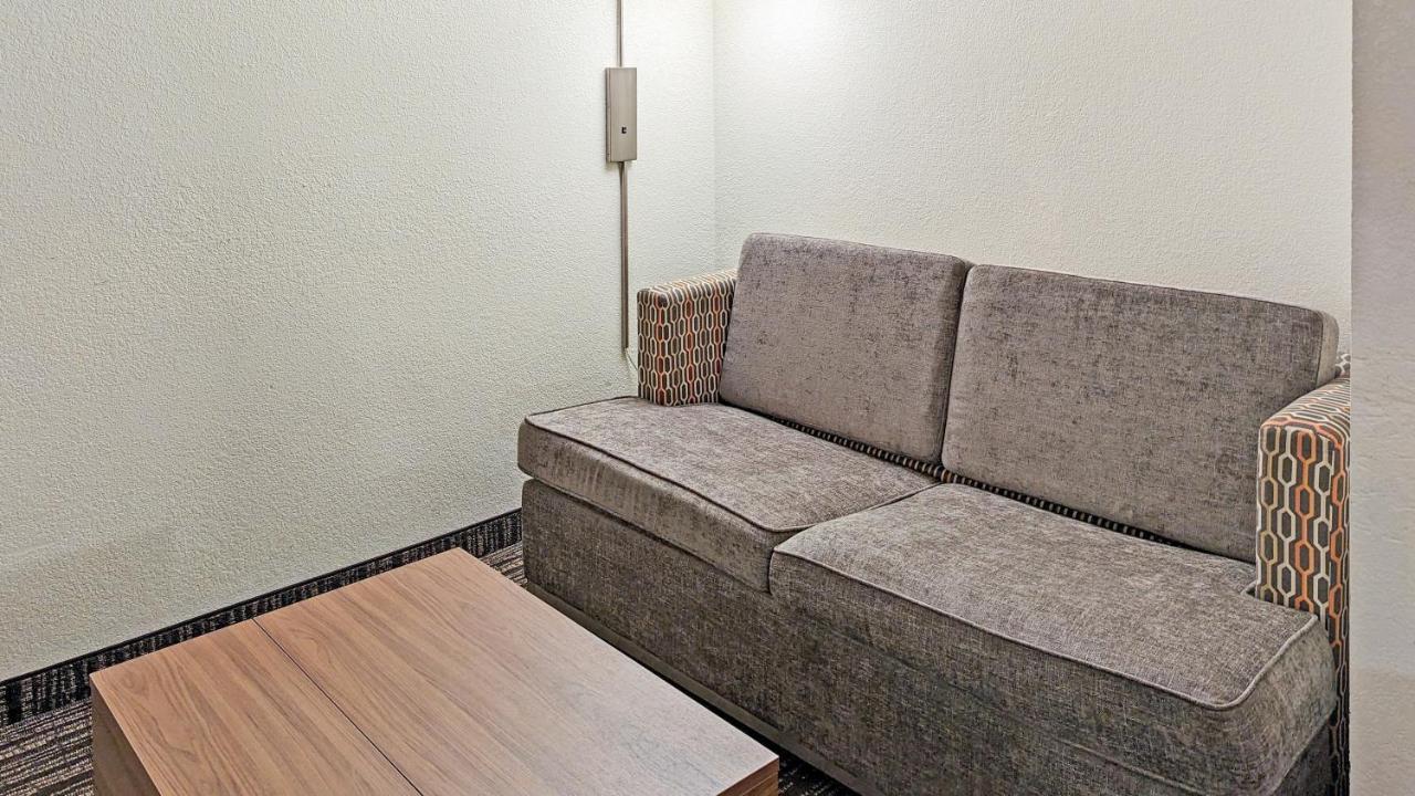 Estherville Hotel & Suites Bagian luar foto
