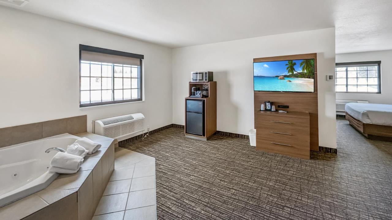 Estherville Hotel & Suites Bagian luar foto