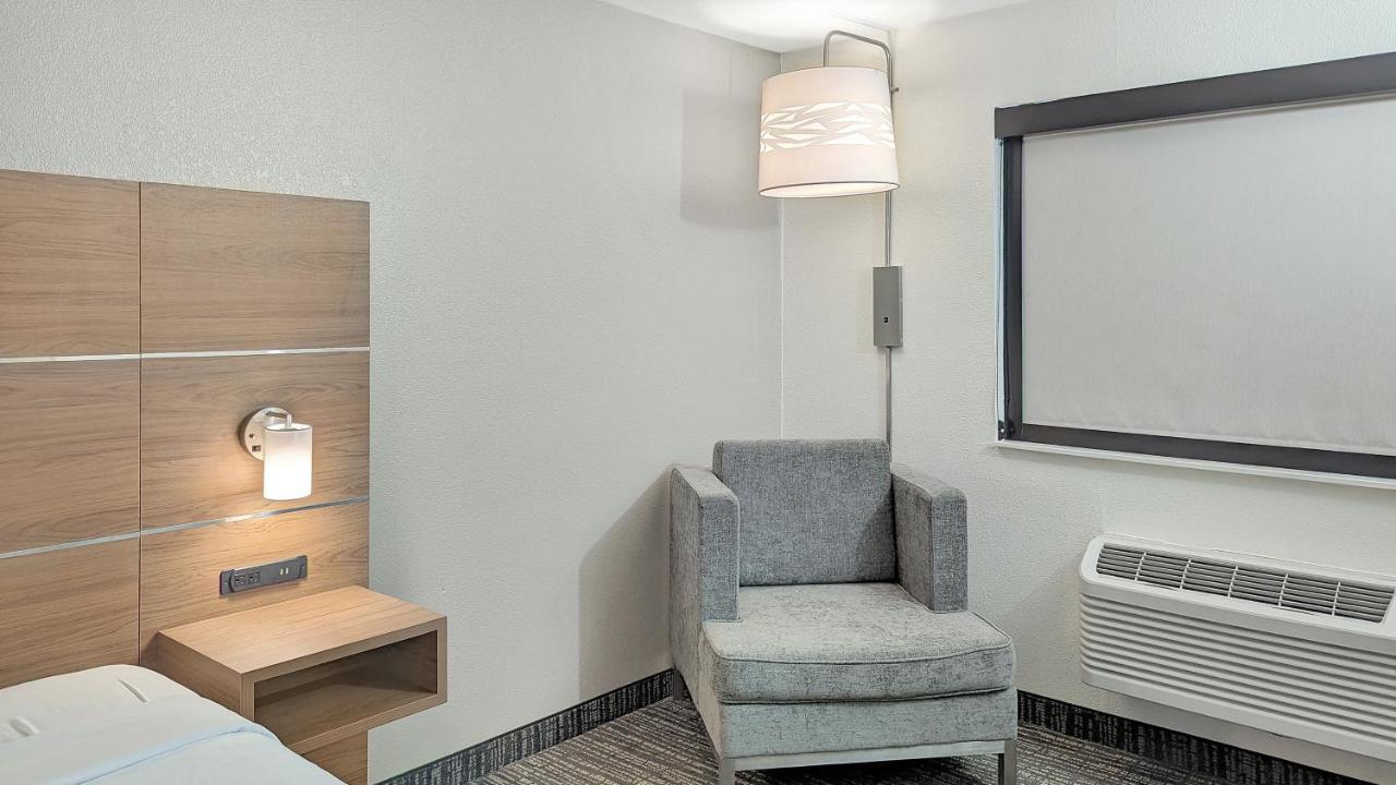Estherville Hotel & Suites Bagian luar foto