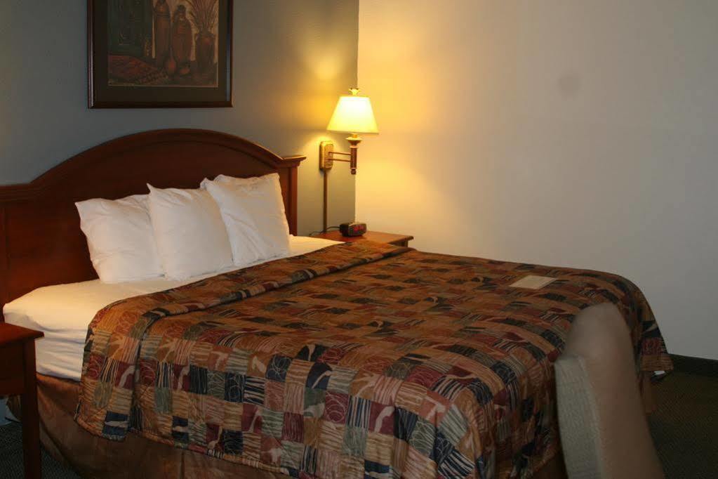 Estherville Hotel & Suites Bagian luar foto
